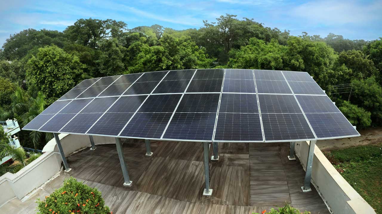  A solar panel installed on a rooftop in Jaipur, Rajasthan, harnessing solar energy for sustainable power.